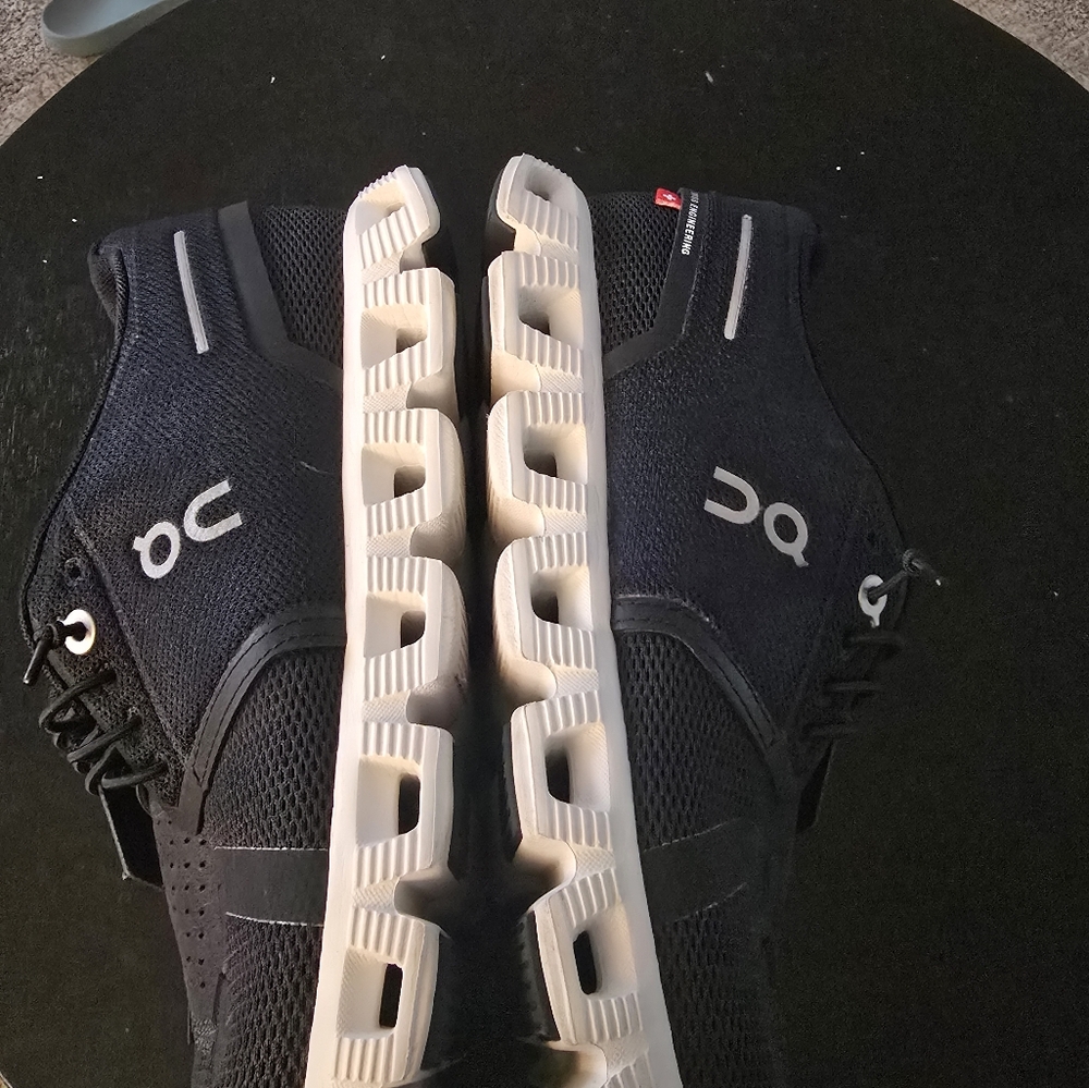 On CLOUD Running Black and White Sneakers Like New - Picture 2 of 11